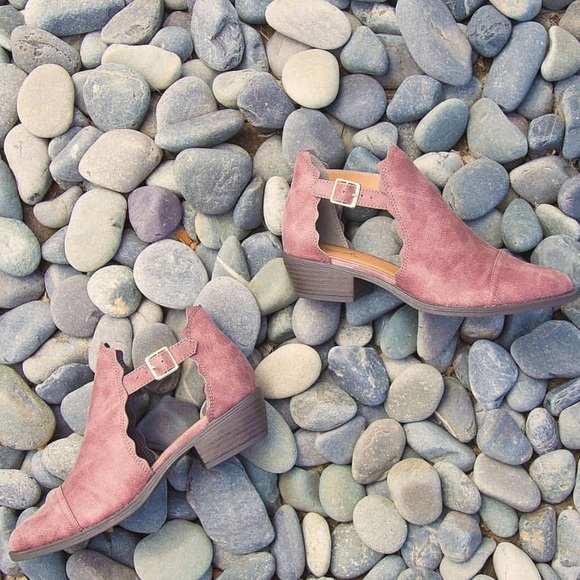 NEW Qupid Sochi distressed low heel rose booties - Picture 3 of 5